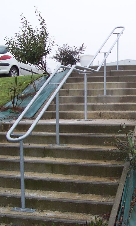 Rampe d’accès et main courante pour un escalier extérieur en espace public Rampe d'accès et main courante pour un escalier extérieur en espace public